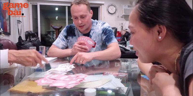 Một tips chơi Tiến lên nhỏ nhưng cực kỳ hiệu quả mà các cao thủ tiến lên thường áp dụng là liếc bài đối thủ